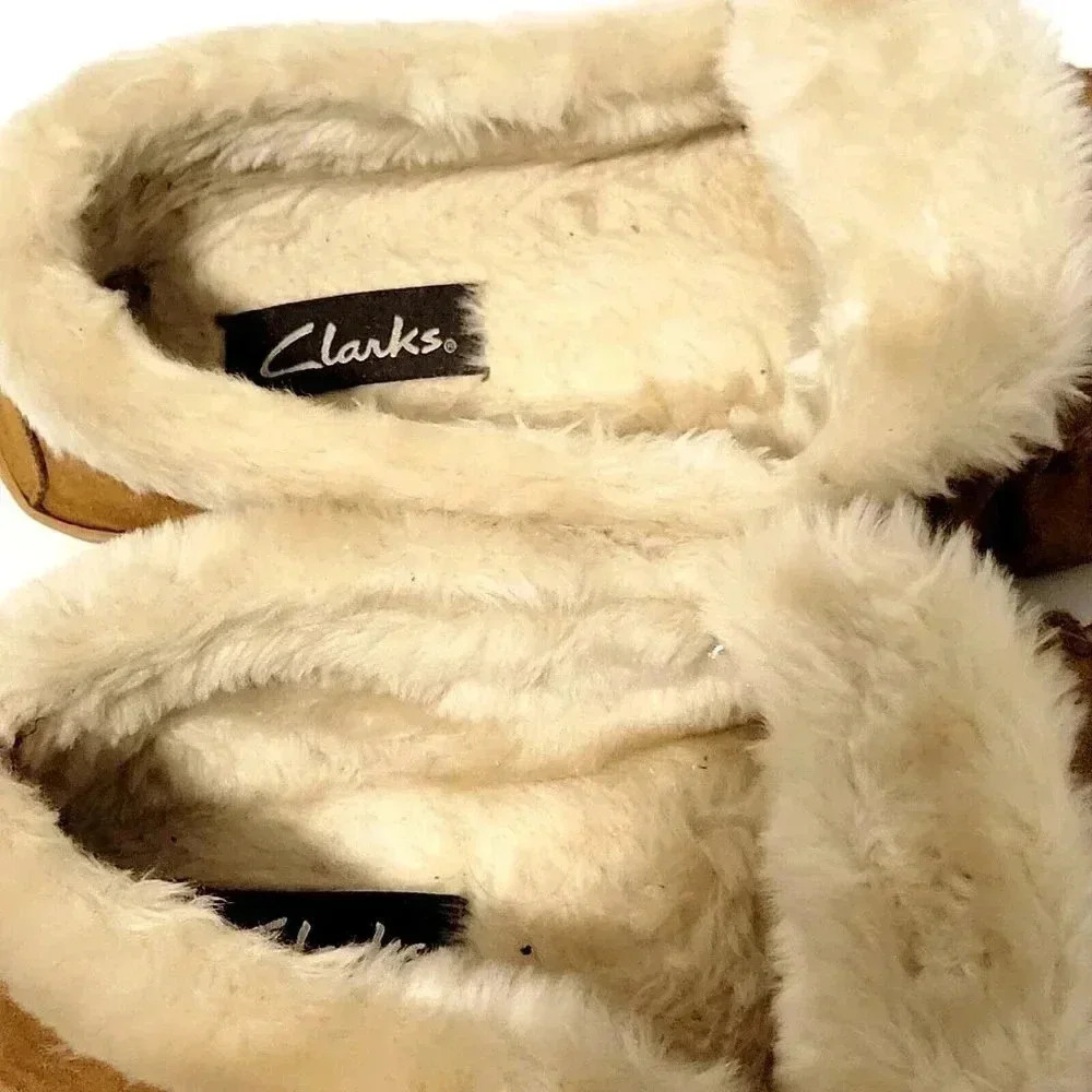 Clarks Moccasin Slippers 9M Women's Tan Suede Leather Faux Fur Indoor Outdoor - Picture 3 of 4